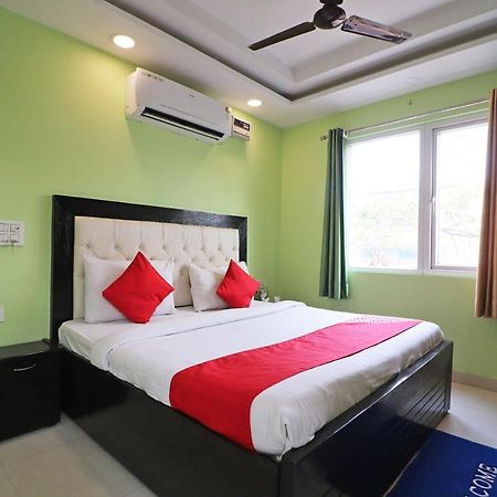 Oyo Mannat Residency Near Rohini Sector 18 Metro Station Hotel New Delhi Buitenkant foto