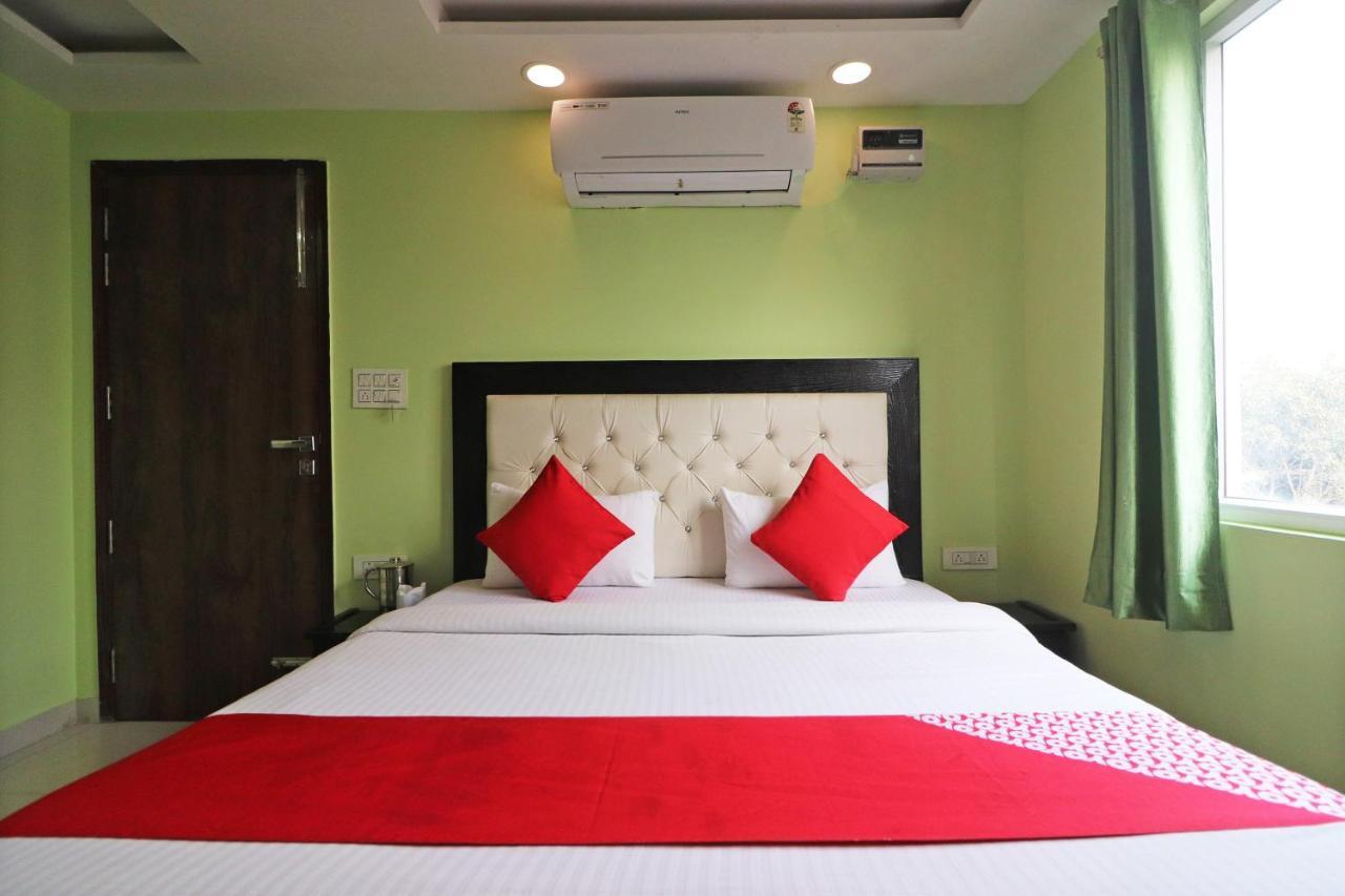 Oyo Mannat Residency Near Rohini Sector 18 Metro Station Hotel New Delhi Buitenkant foto