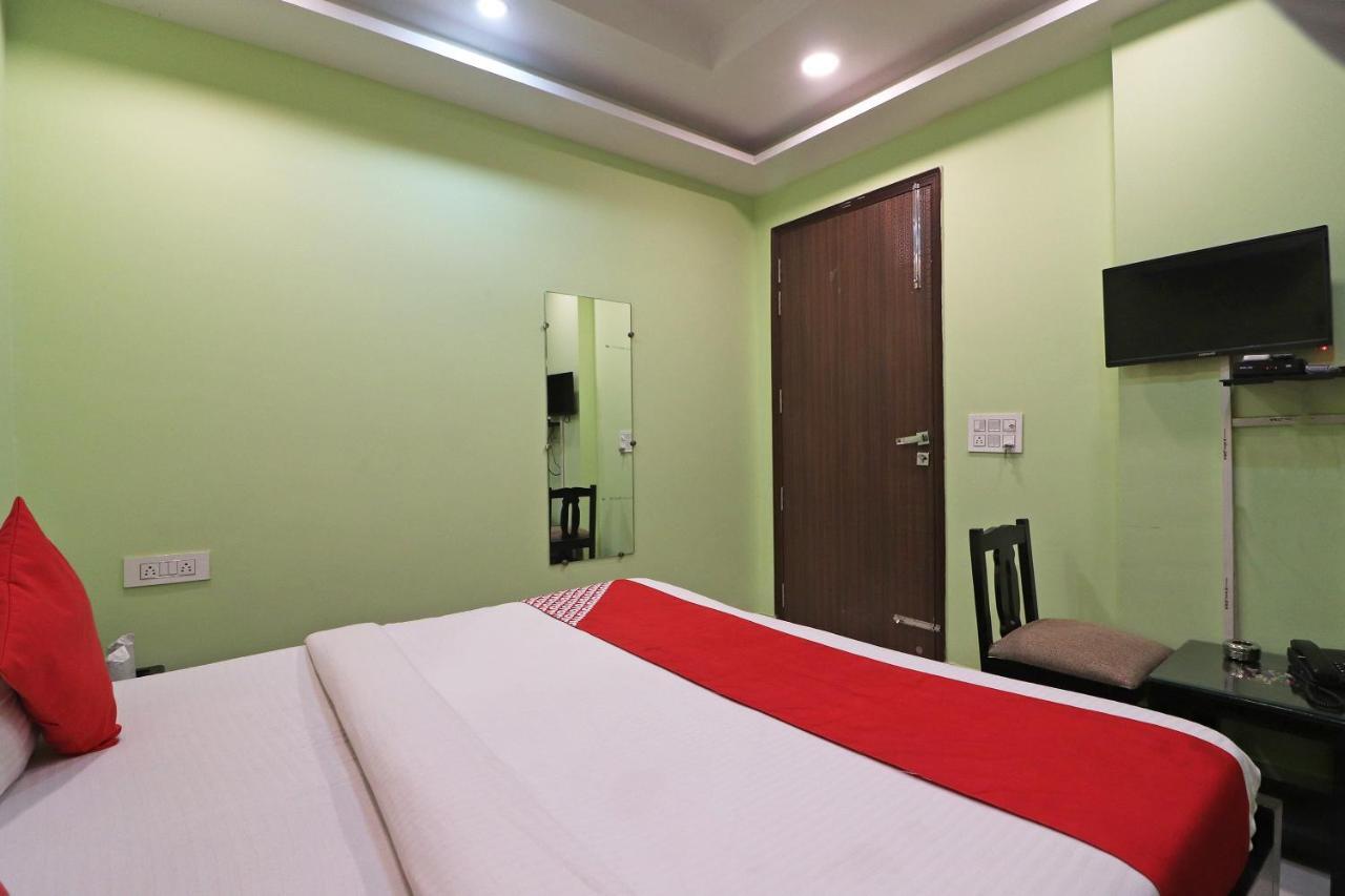 Oyo Mannat Residency Near Rohini Sector 18 Metro Station Hotel New Delhi Buitenkant foto