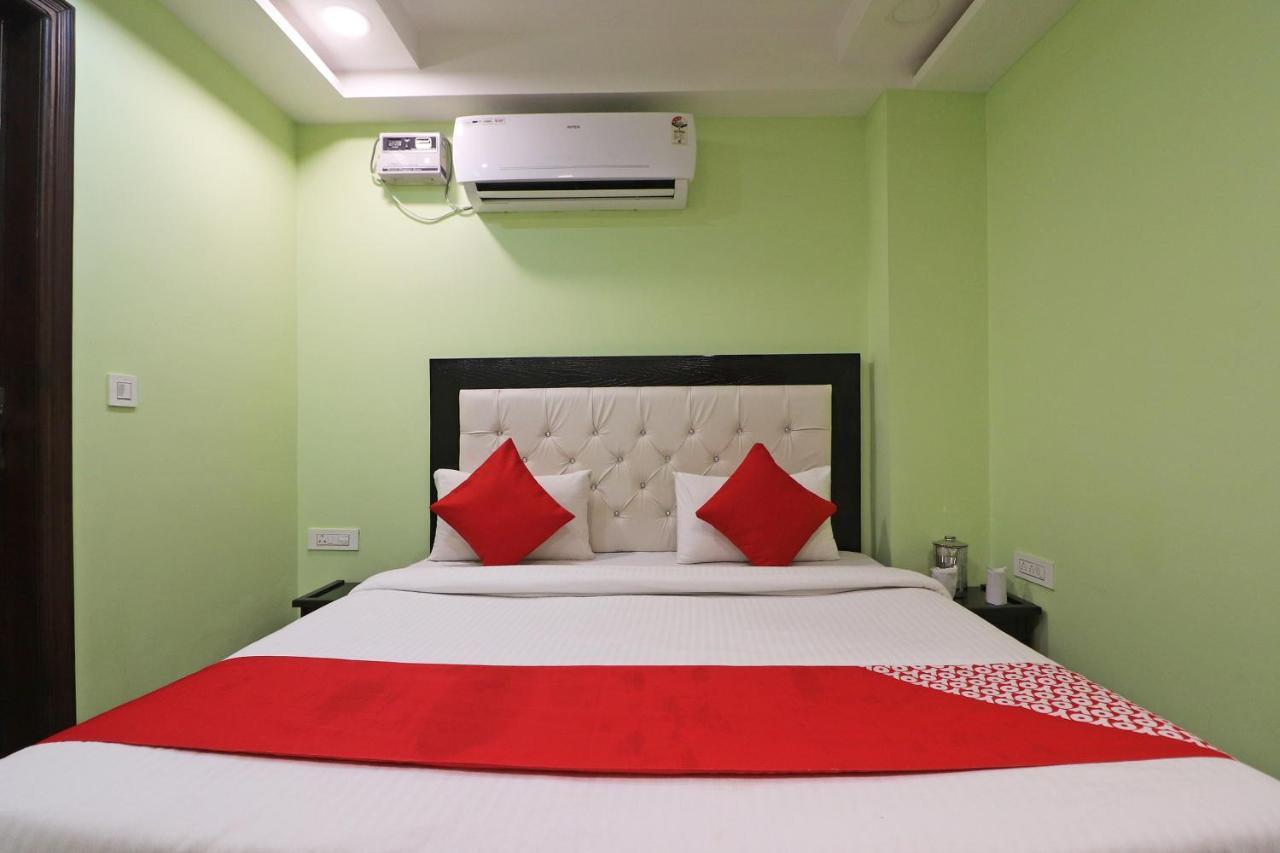 Oyo Mannat Residency Near Rohini Sector 18 Metro Station Hotel New Delhi Buitenkant foto