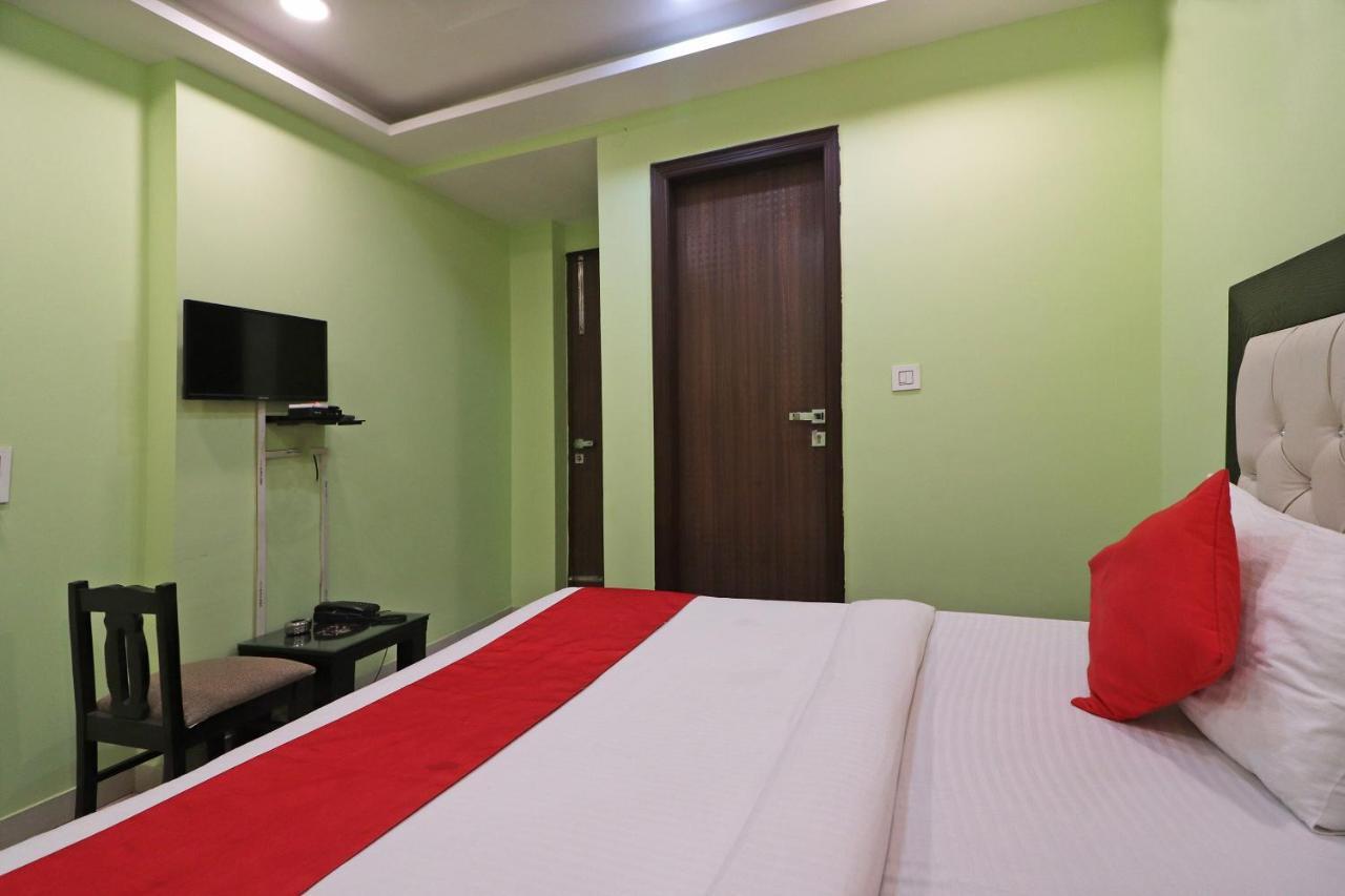 Oyo Mannat Residency Near Rohini Sector 18 Metro Station Hotel New Delhi Buitenkant foto