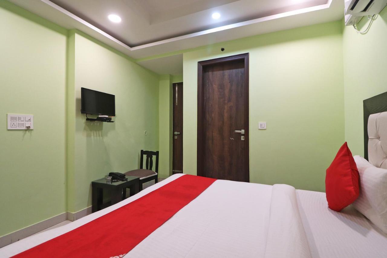 Oyo Mannat Residency Near Rohini Sector 18 Metro Station Hotel New Delhi Buitenkant foto