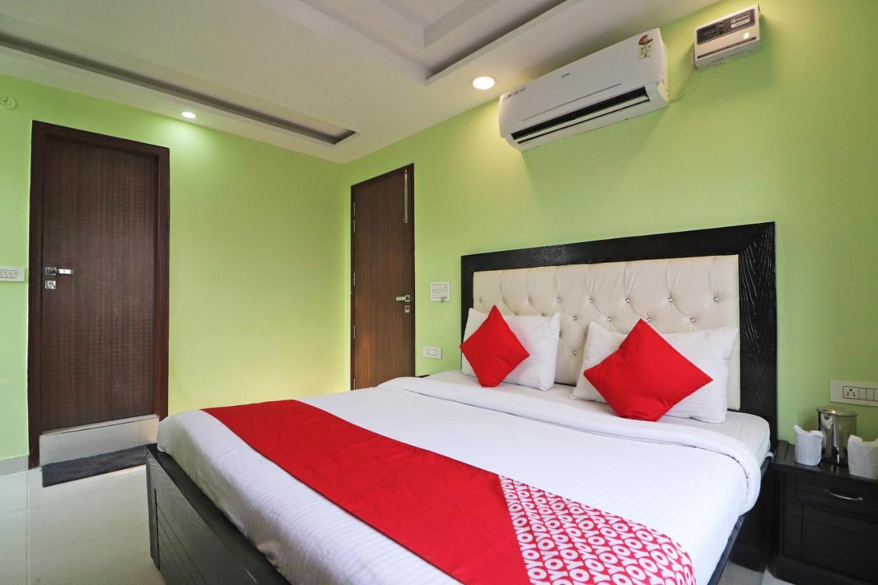 Oyo Mannat Residency Near Rohini Sector 18 Metro Station Hotel New Delhi Buitenkant foto