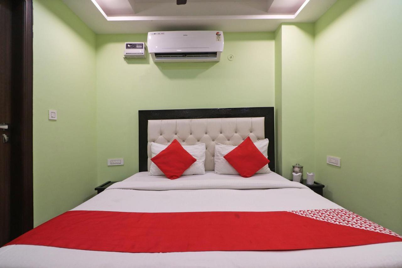 Oyo Mannat Residency Near Rohini Sector 18 Metro Station Hotel New Delhi Buitenkant foto