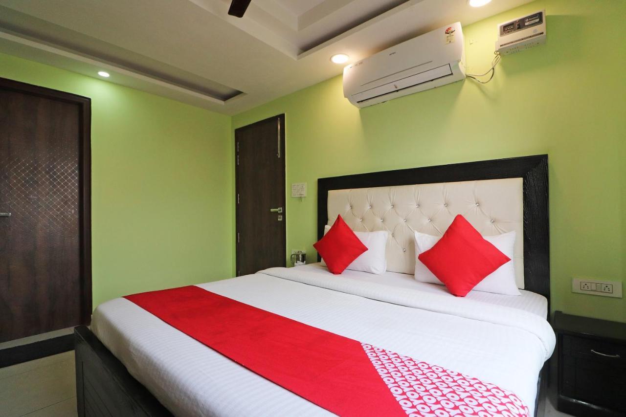 Oyo Mannat Residency Near Rohini Sector 18 Metro Station Hotel New Delhi Buitenkant foto