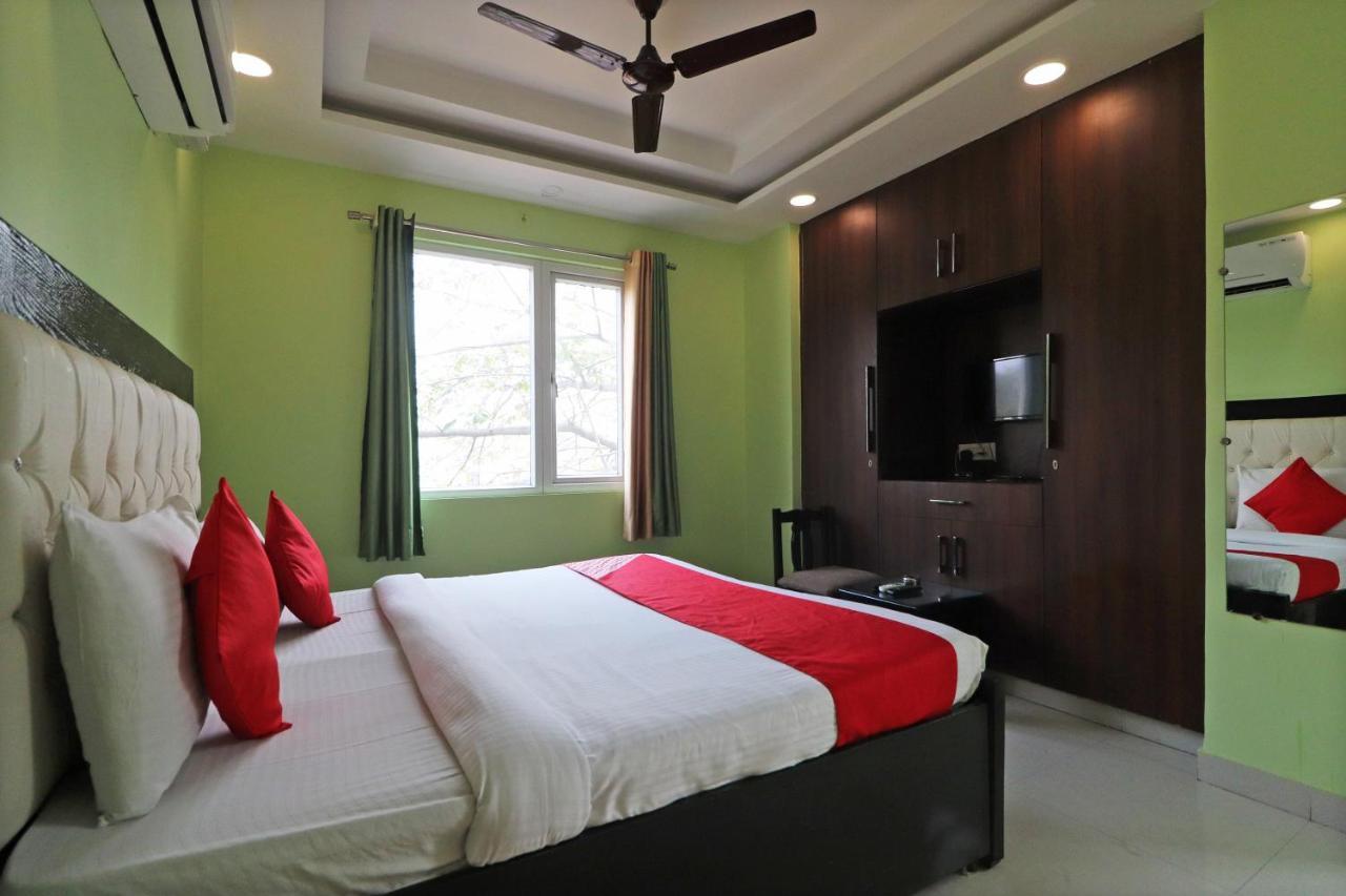 Oyo Mannat Residency Near Rohini Sector 18 Metro Station Hotel New Delhi Buitenkant foto