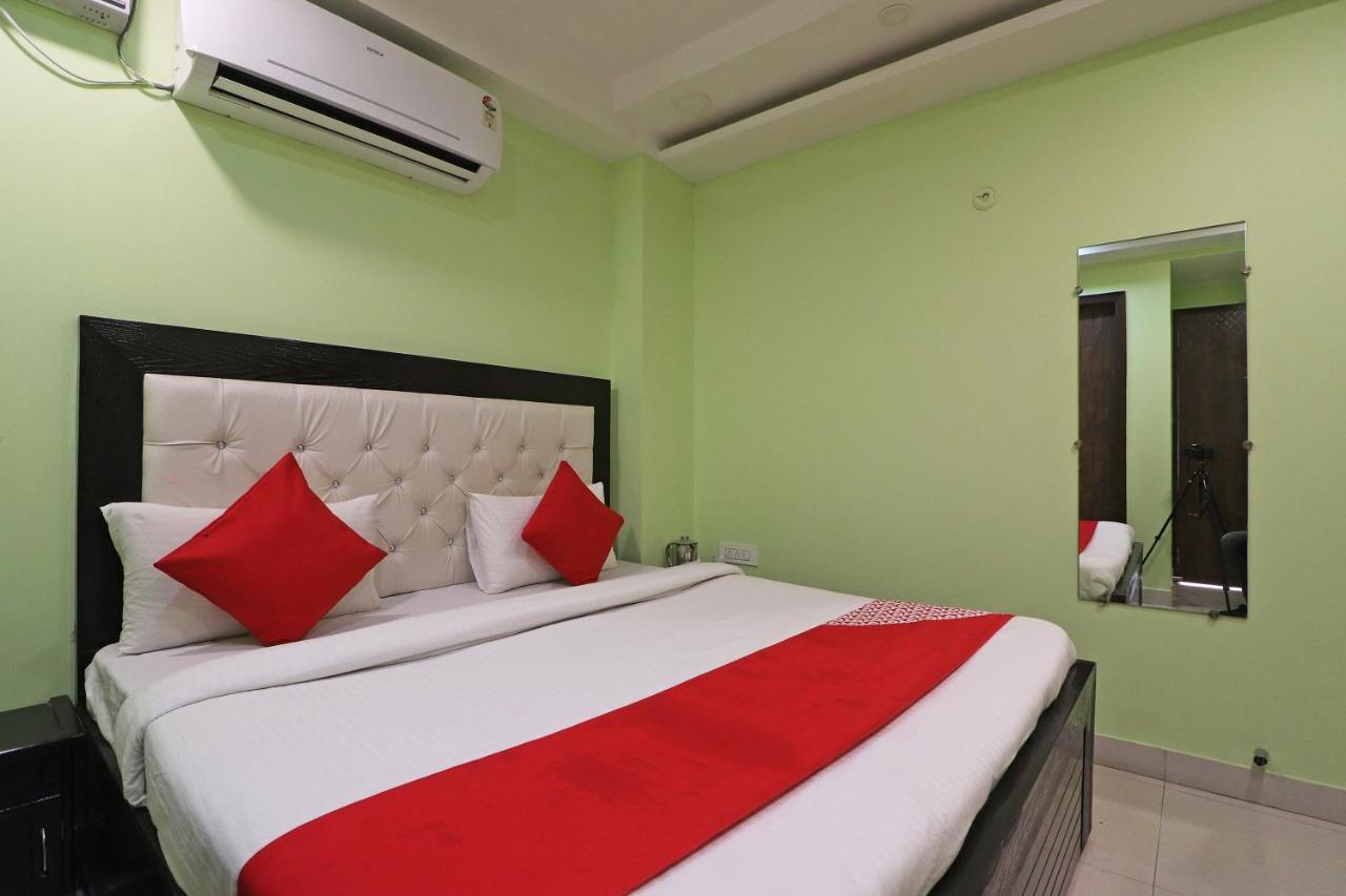 Oyo Mannat Residency Near Rohini Sector 18 Metro Station Hotel New Delhi Buitenkant foto