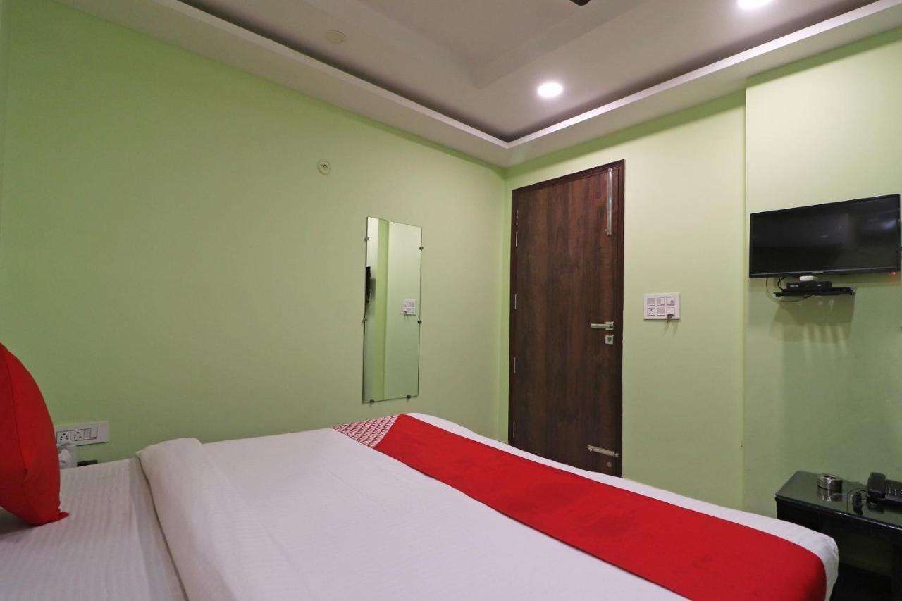 Oyo Mannat Residency Near Rohini Sector 18 Metro Station Hotel New Delhi Buitenkant foto
